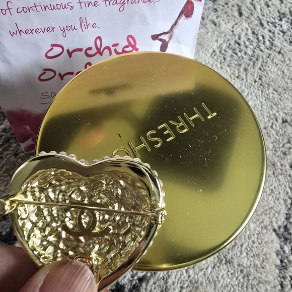 Gorgeous Stamped Brooche - Picture 10 of 12